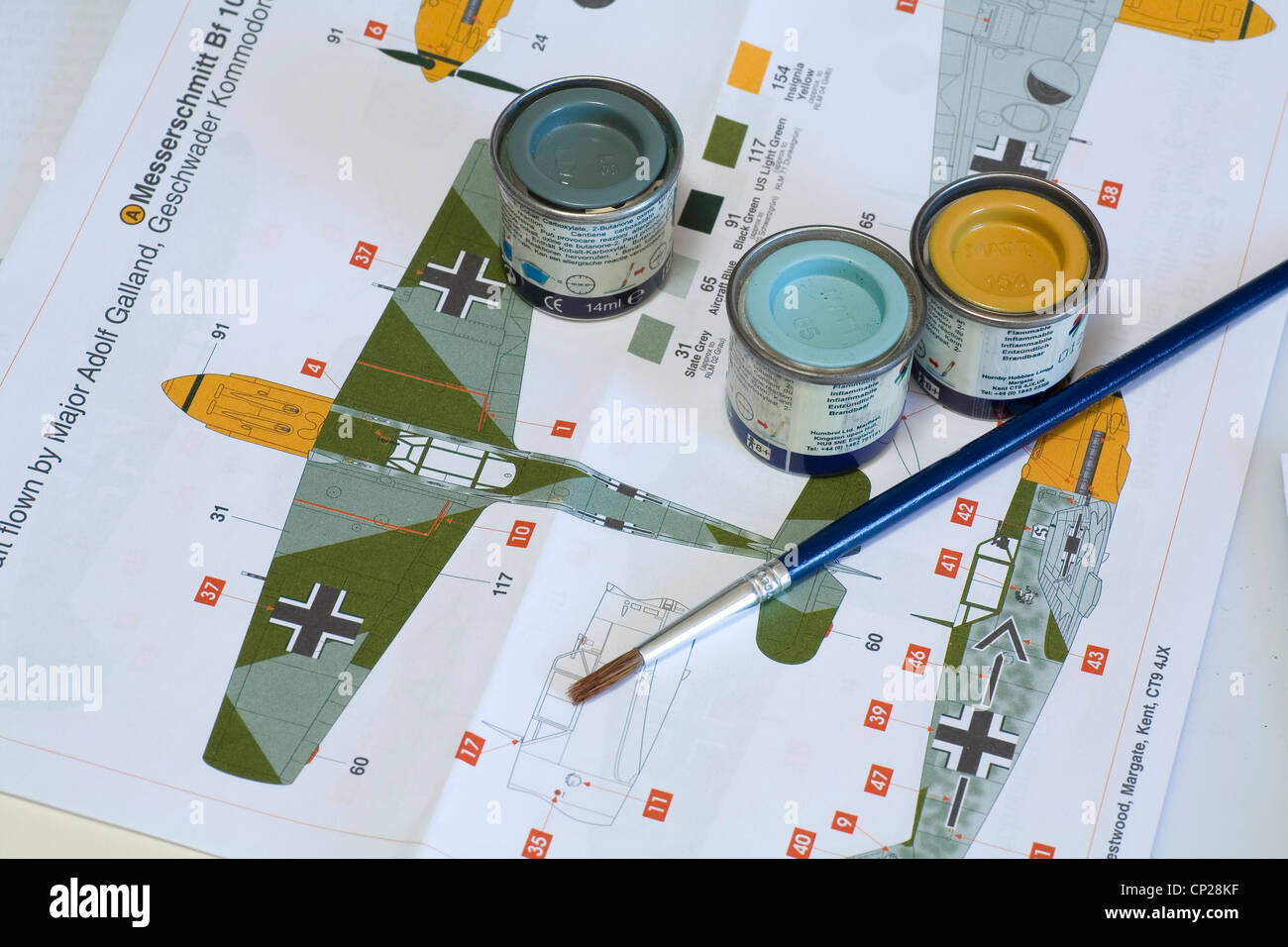 Messerschmitt Airfix modèle kit couleur couleur instructions schéma plans avec pots de peinture et pinceau. Banque D'Images