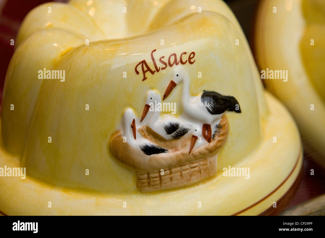 Moule à cake en céramique pour souvenir alsacien traditionnel gâteau  Kougelhopf sur l'affichage à vendre Alsace France Photo Stock - Alamy