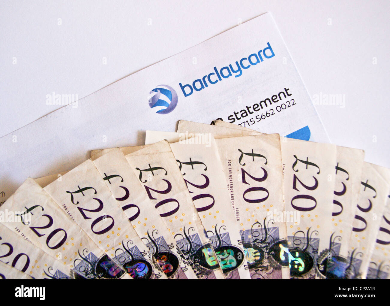Un relevé de carte de crédit Barclaycard avec douze 20 € (vingt livres sterling) Notes Banque D'Images