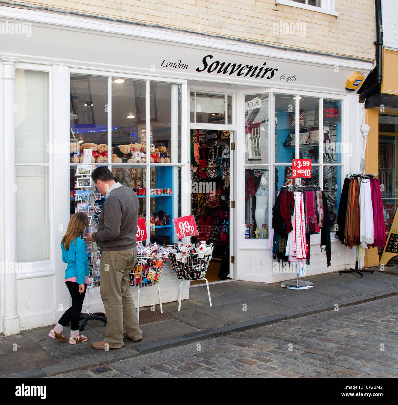 Boutique de souvenirs, Sun Street, Canterbury Kent UK choix touristiques cartes postales Photo