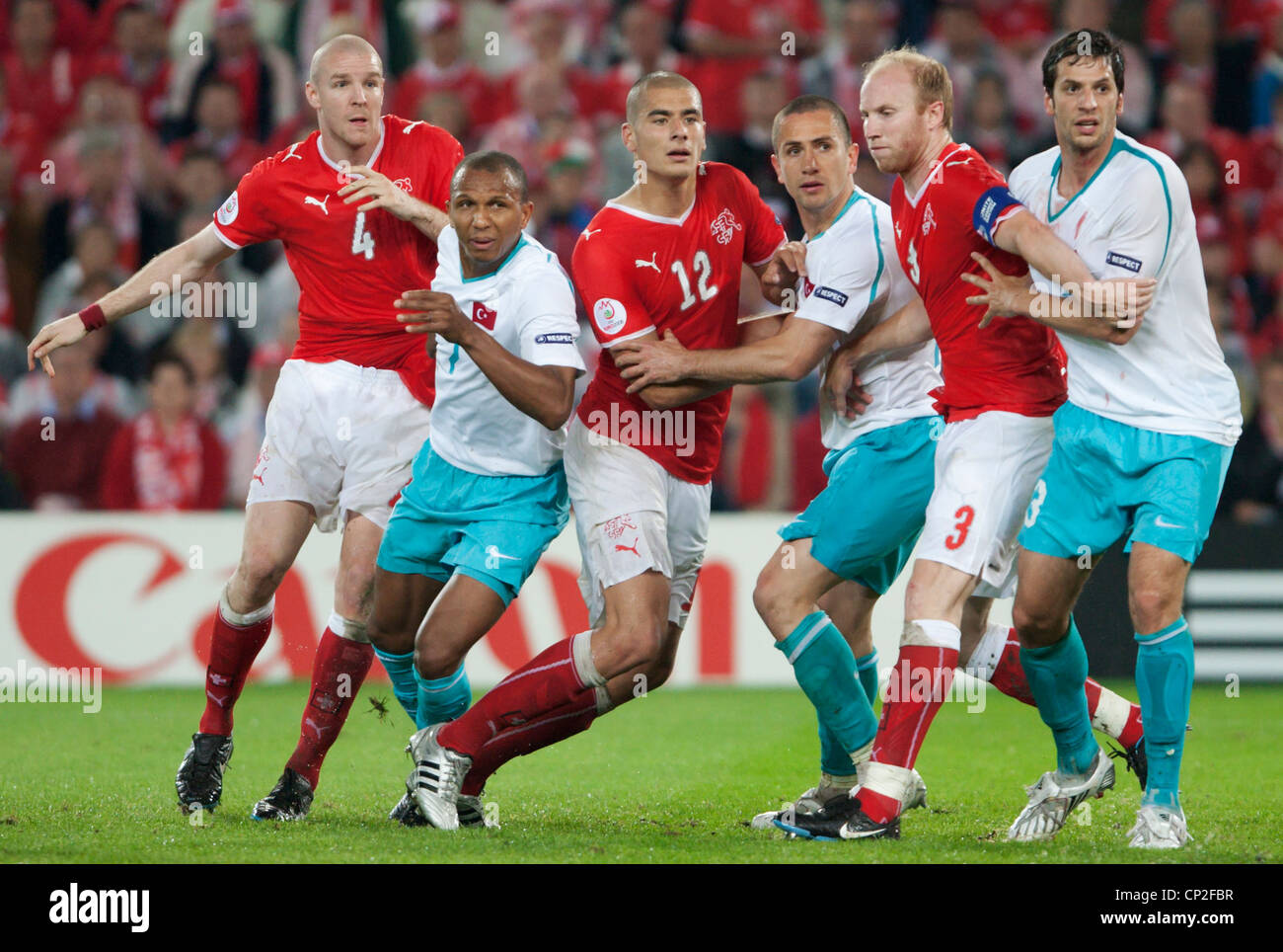 Les joueurs suisses et turcs se bousculent pour la position au cours d'un groupe de l'UEFA EURO 2008 une correspondance au Parc Saint-Jacques, 11 juin 2008. Banque D'Images