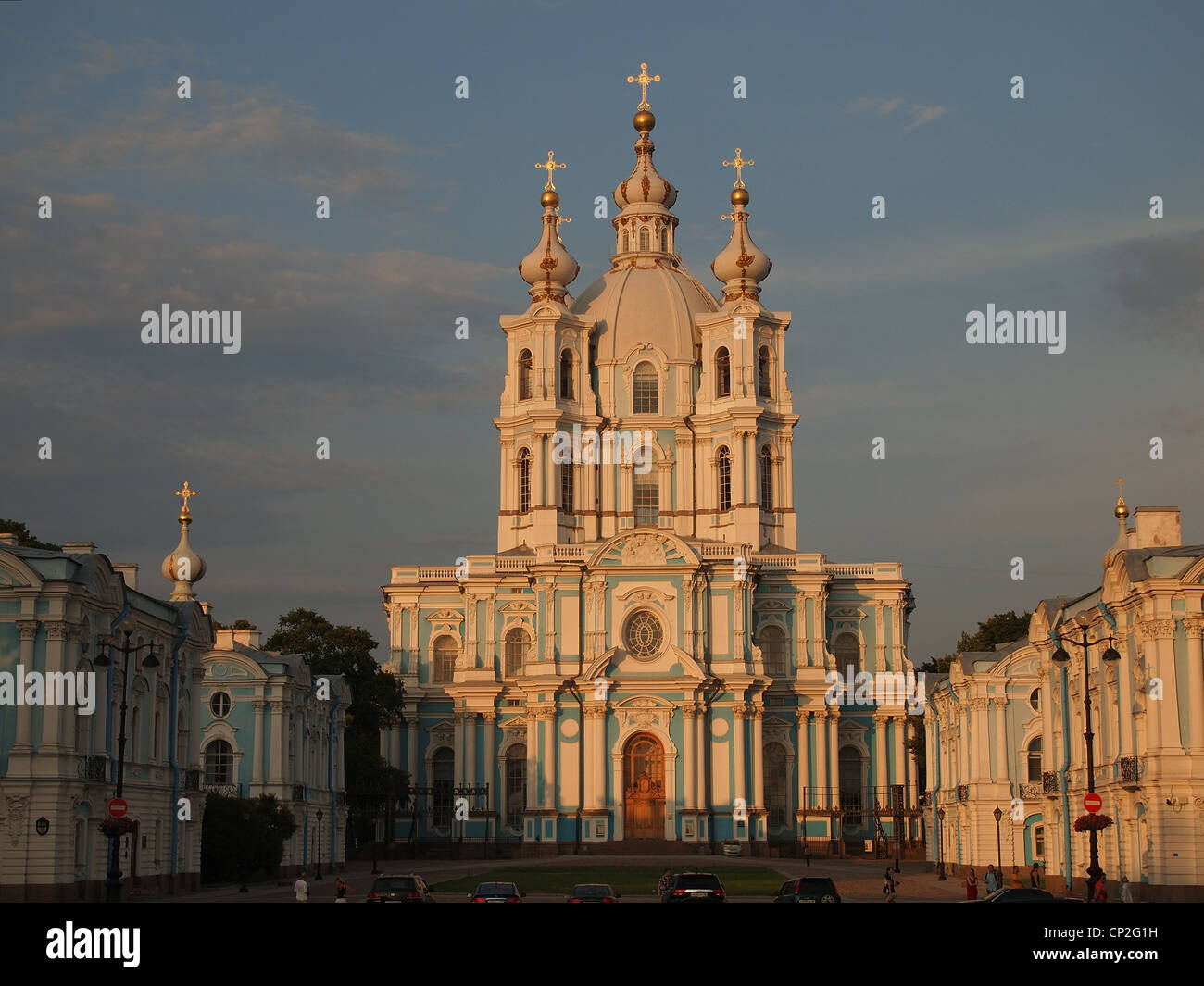 Cathédrale de Smolny à Saint-Pétersbourg pendant les nuits blanches Banque D'Images