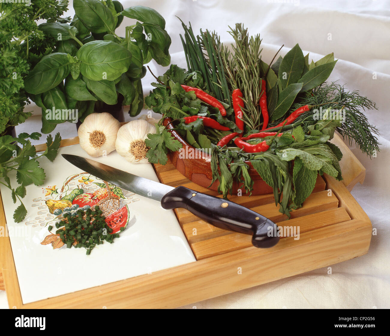 Le couteau à découper avec de l'ail, les piments et les herbes, Berkshire, Angleterre, Royaume-Uni Banque D'Images