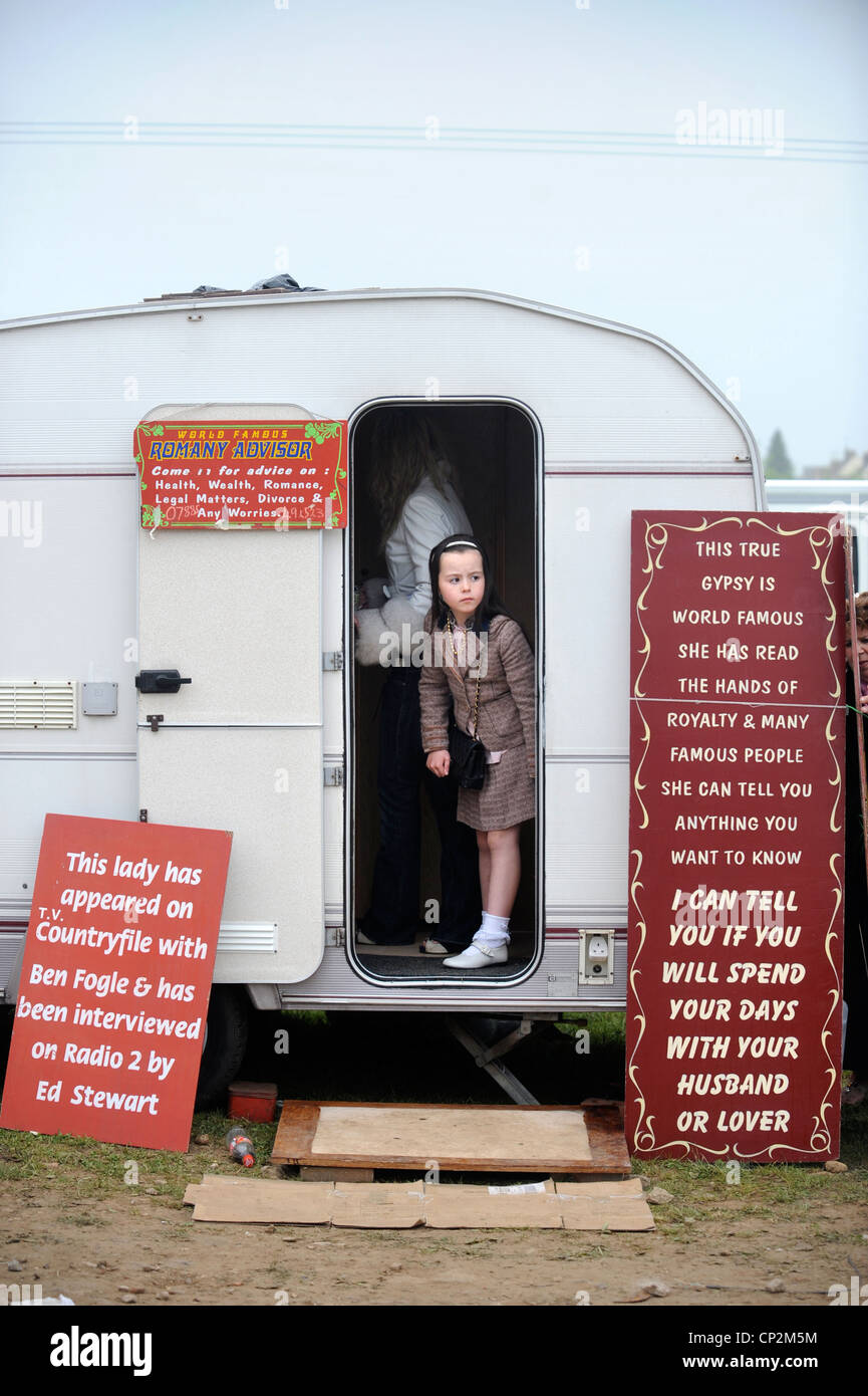 Une fille hors pairs de la porte de Fortune Teller Romani Rose's caravan au Stow-on-the-Wold foire aux chevaux Mai 2009 UK Banque D'Images