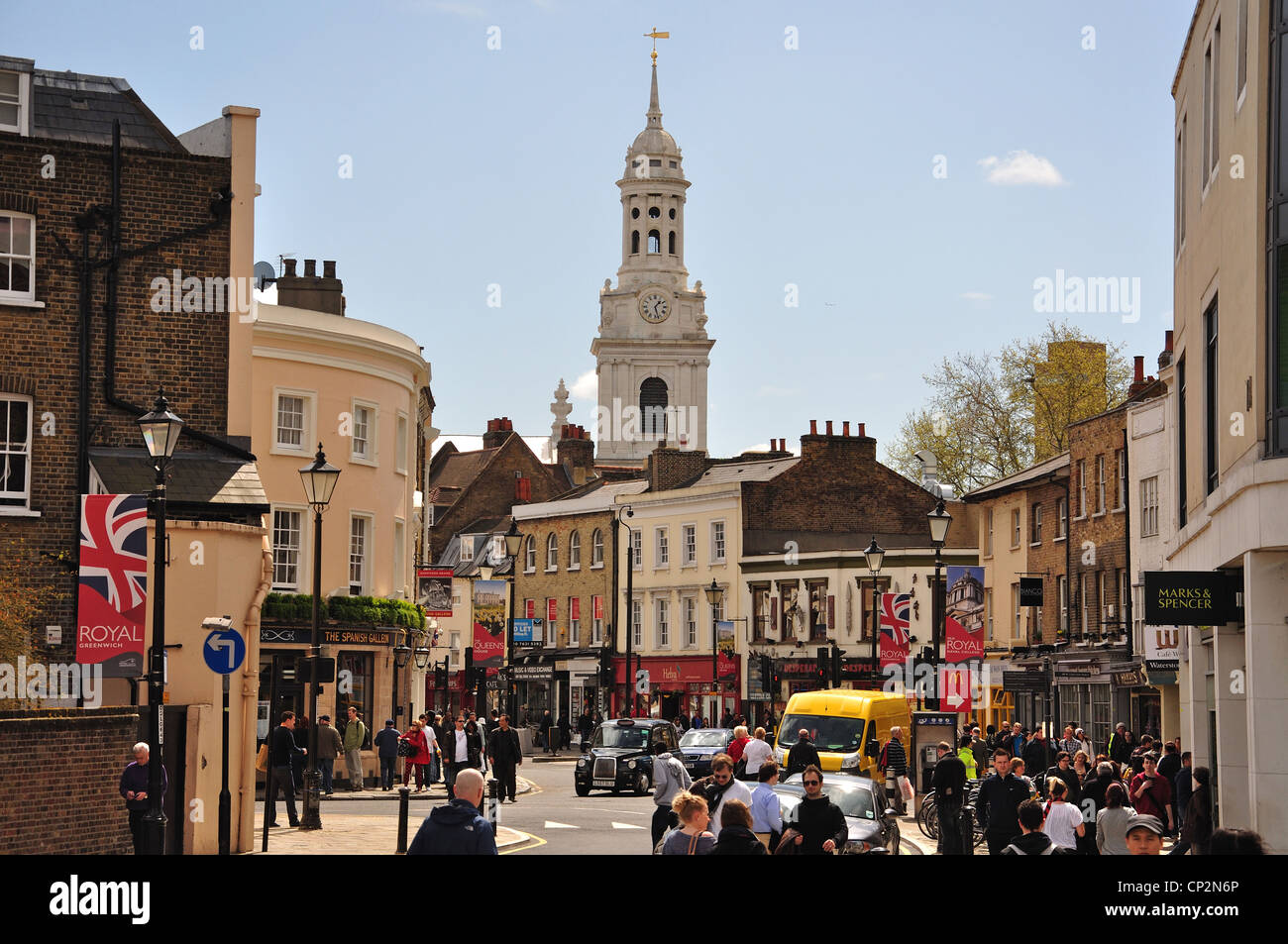 Greenwich, Rue de l'Église montrant St Alfege Church spire, Greenwich, London Borough de Greenwich, Londres, Angleterre, Royaume-Uni Banque D'Images