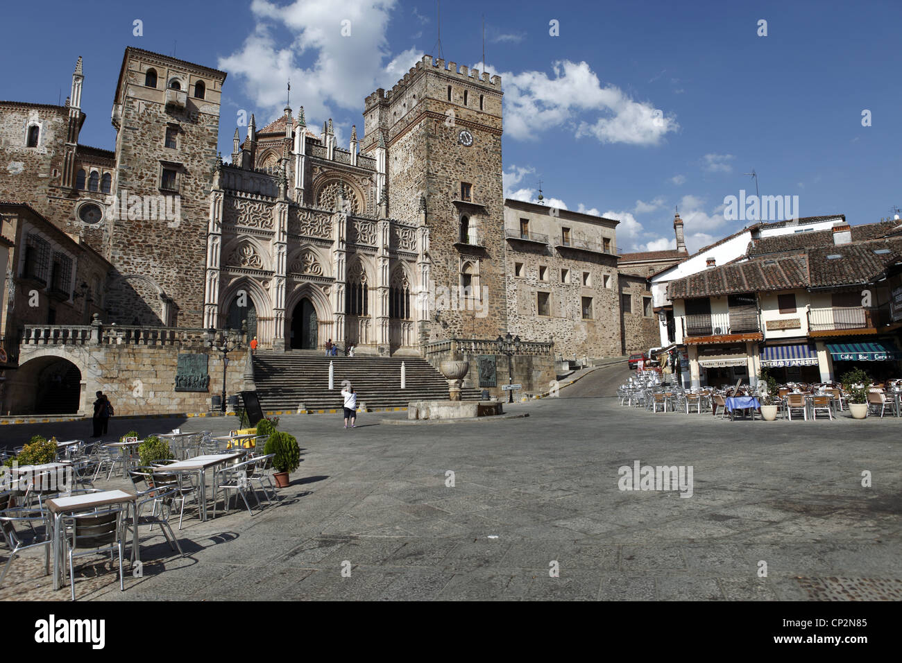 Voir Real Monasterio de Santa María de Guadalupe, des cafés en face, de l'Estrémadure, Espagne Banque D'Images