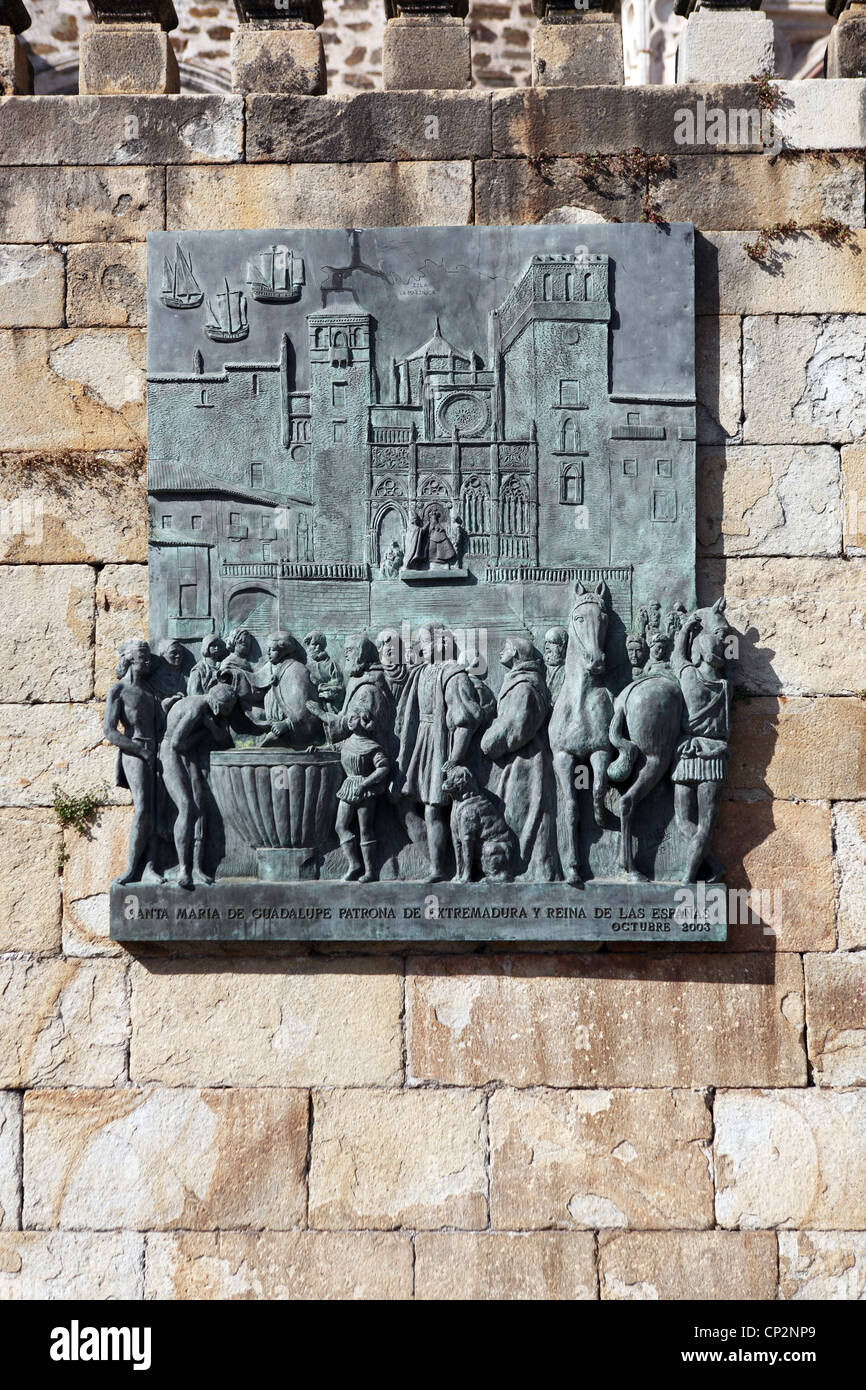 Sculpture de María patron sur le mur de l'escalier menant à Monasterio Santa María de Guadalupe, Estrémadure, Espagne Banque D'Images