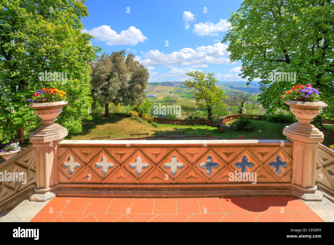Vue sur petite cour et les collines de terrasse en pierre du château de Novello en Piémont, Italie du Nord. Banque D'Images