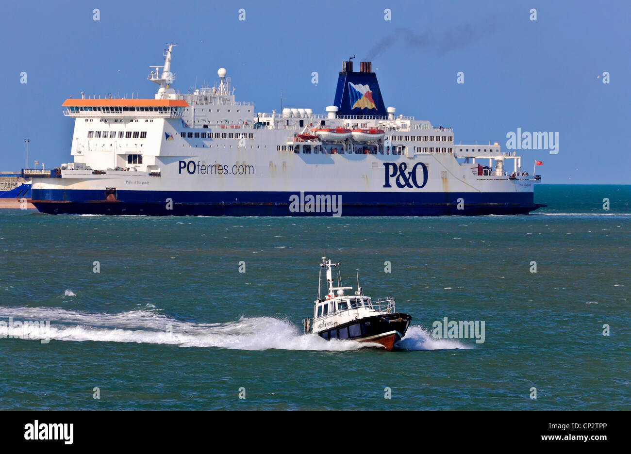 3784. P&O Ferries & Harbour le bateau de patrouille, Dover, Kent, UK Banque D'Images