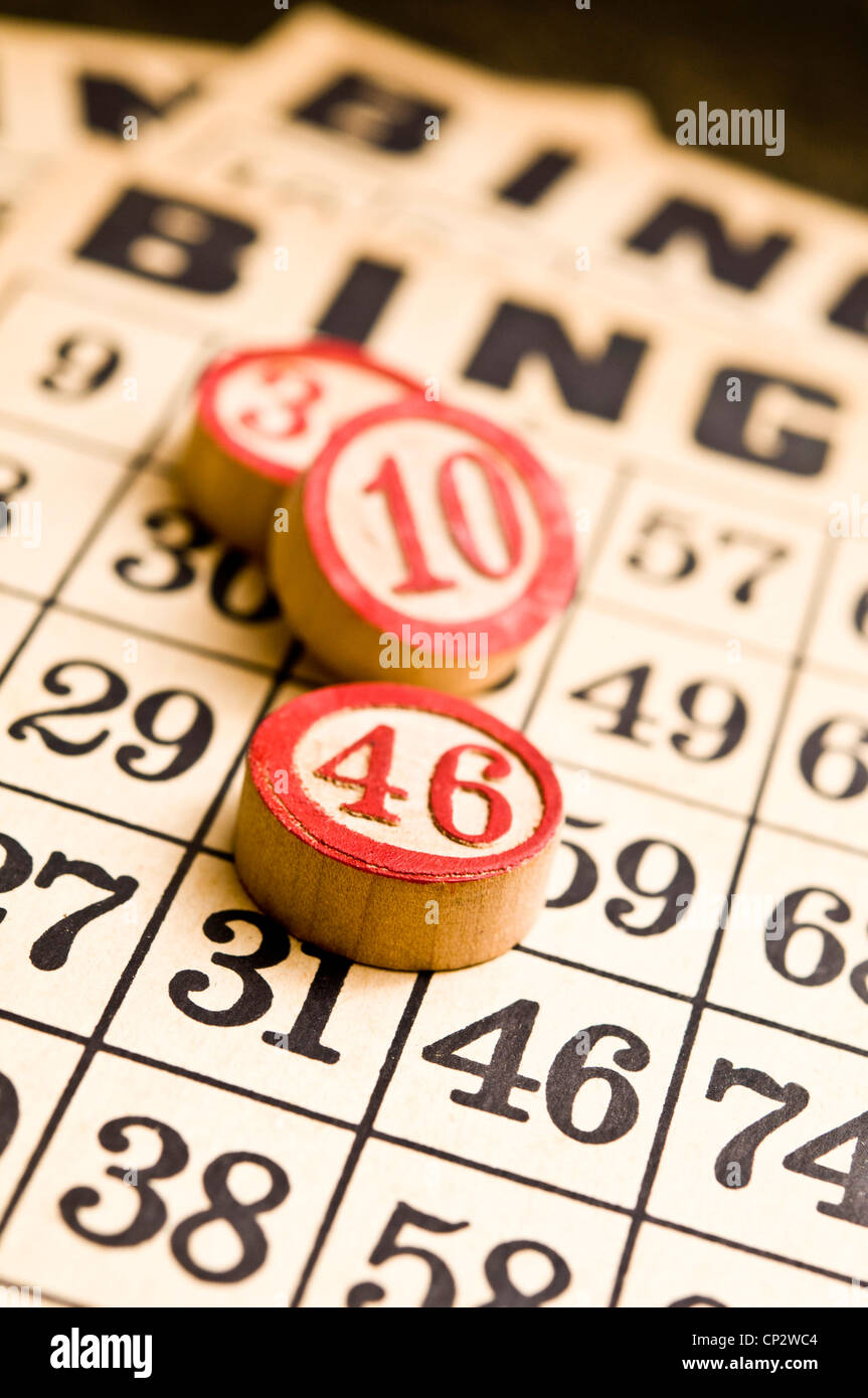 Carte de bingo rétro et marqueurs Banque D'Images