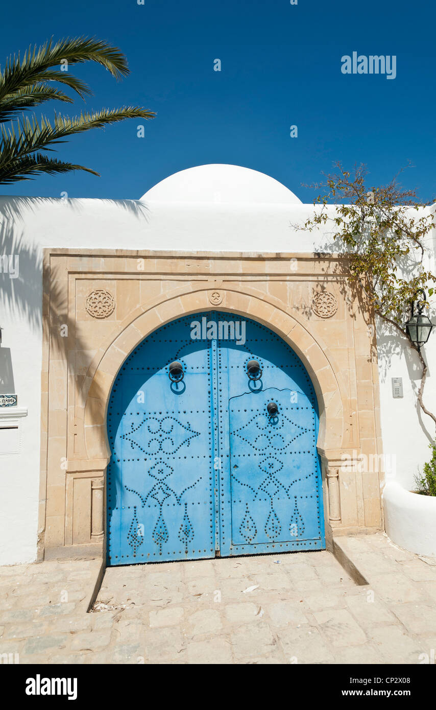 Sidi Bou Said - Tunisie , clouté traditionnels porte bleue. Banque D'Images