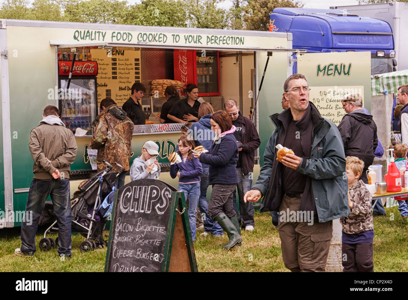 Les visiteurs d'acheter de la nourriture au snack bar, Hadleigh Show, Hadleigh, Suffolk, Angleterre Banque D'Images