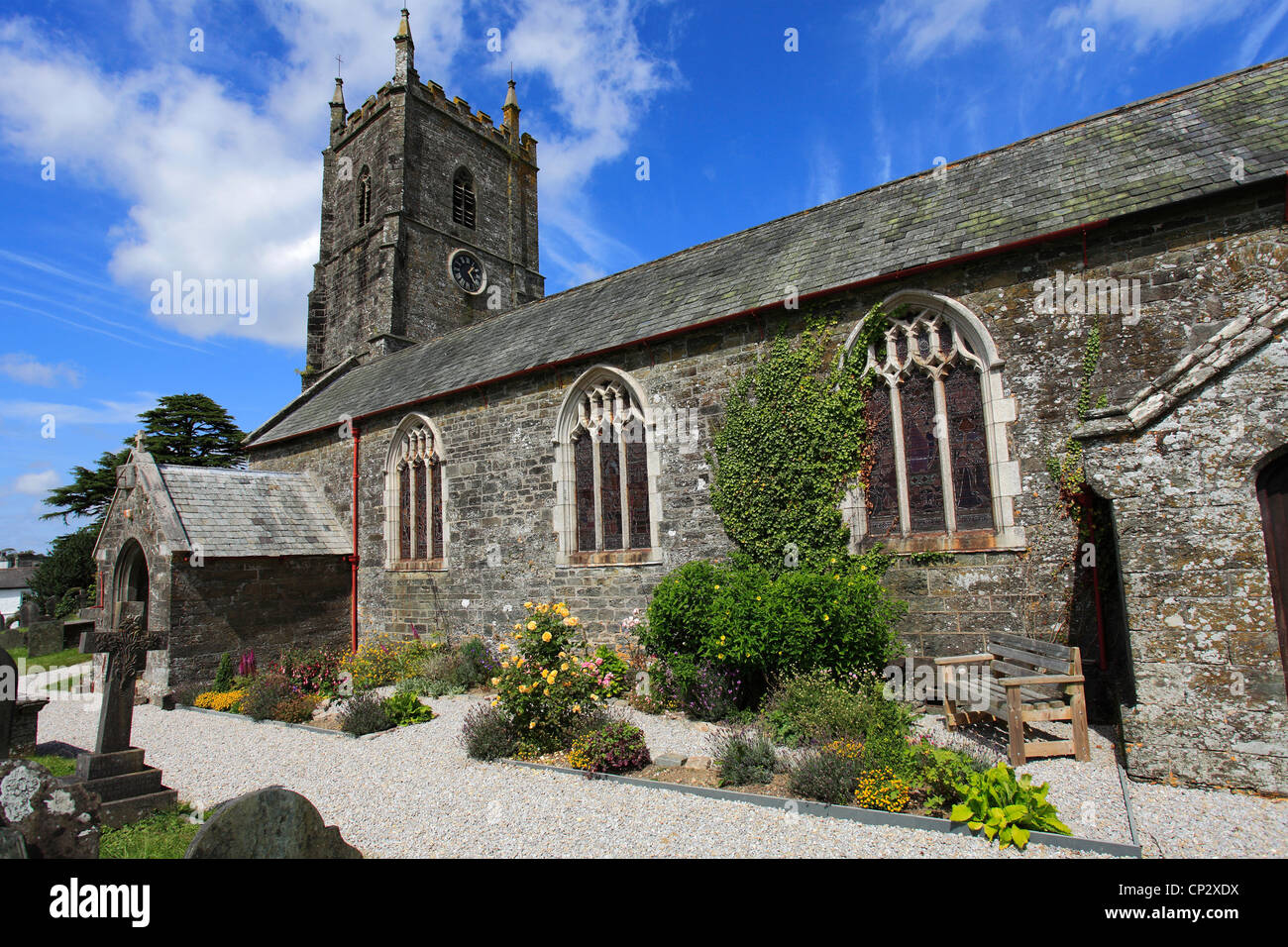 L'été, l'église paroissiale de St Constantin, Milton Abbot village, comté de Devon, England, UK Banque D'Images