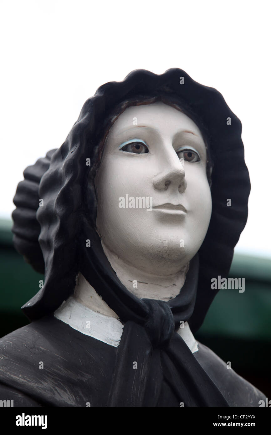 C'est une vieille statue à l'entrée d'une école catholique aux Philippines. Ils ont très clairement le visage blanc & noir yeux ont peur Banque D'Images