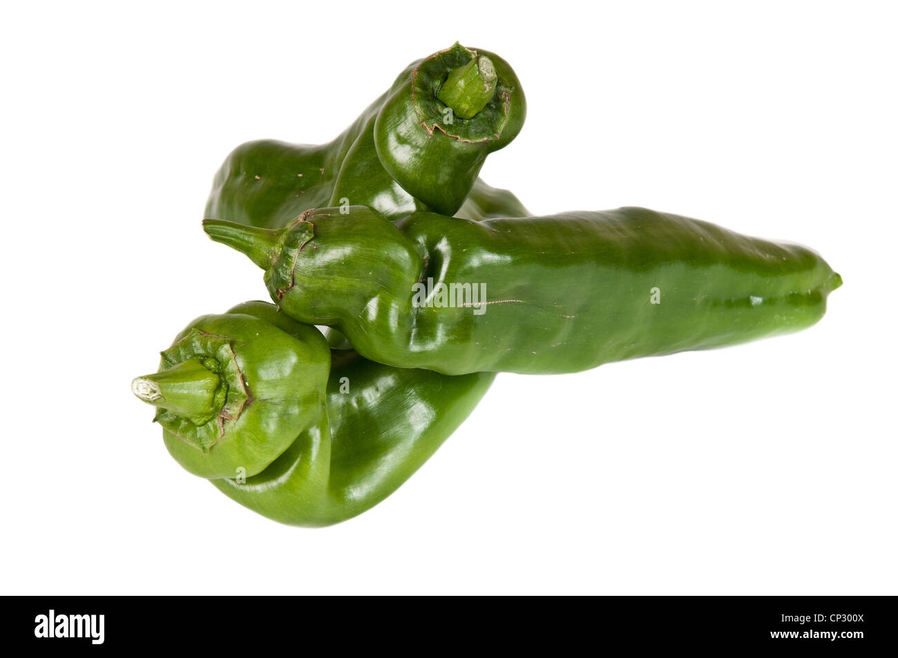 Image d'un tas de matières organiques de poivrons verts sur fond blanc Banque D'Images