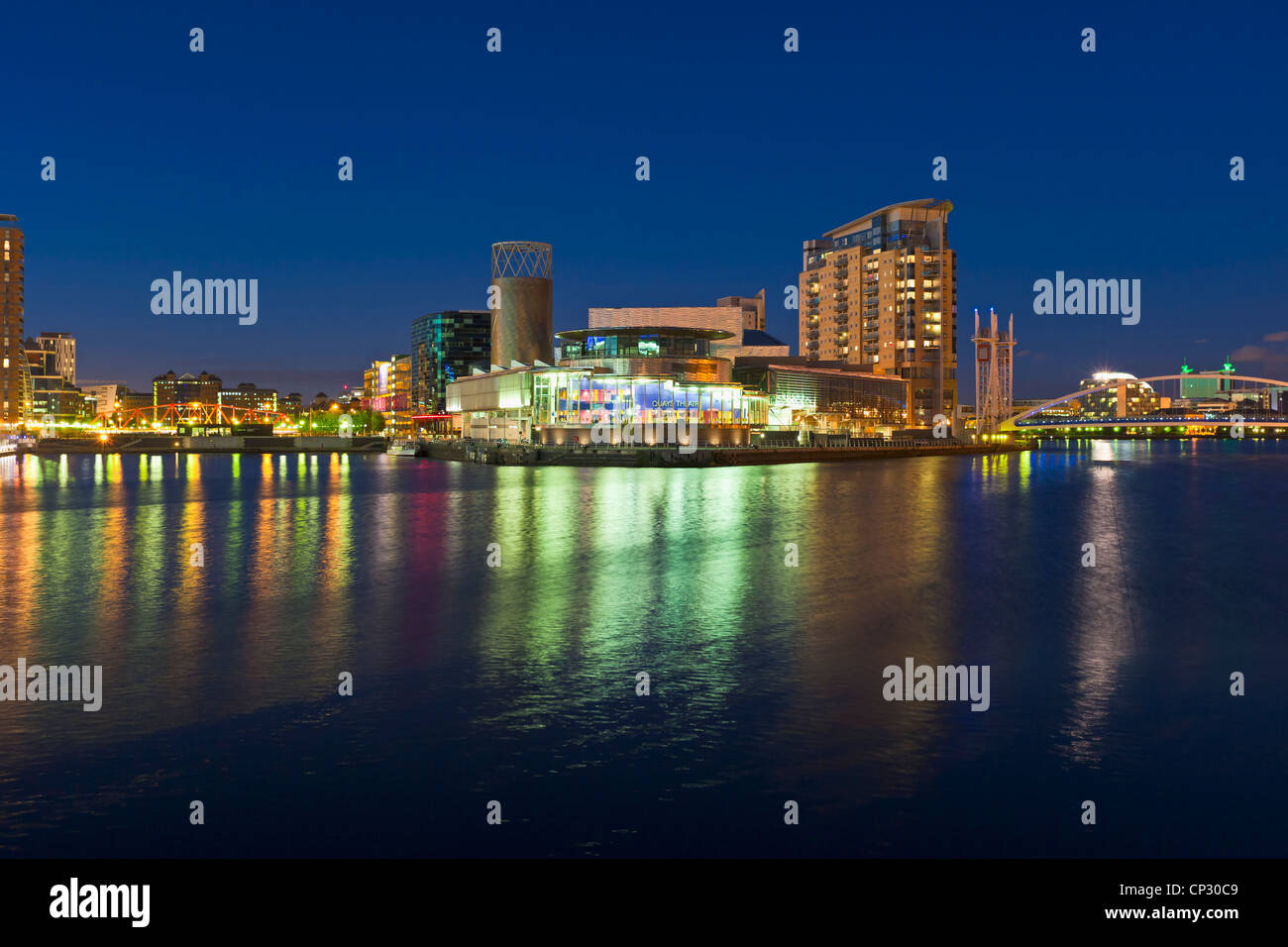 Lowry Theatre allumé au crépuscule, Salford, Angleterre Banque D'Images