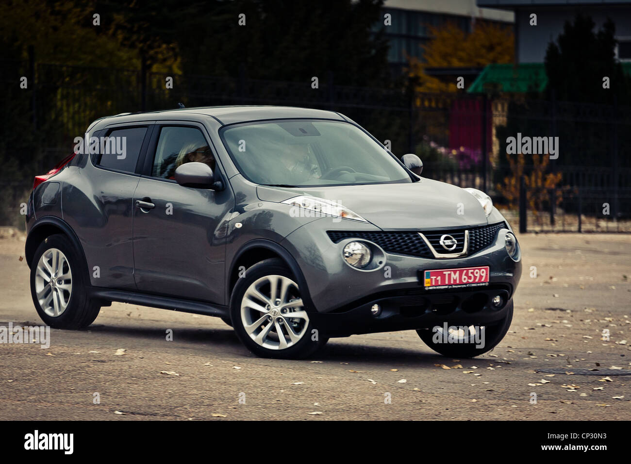 Essai Nissan Juke rides sur la grande vitesse avec l'effet de motion Banque D'Images