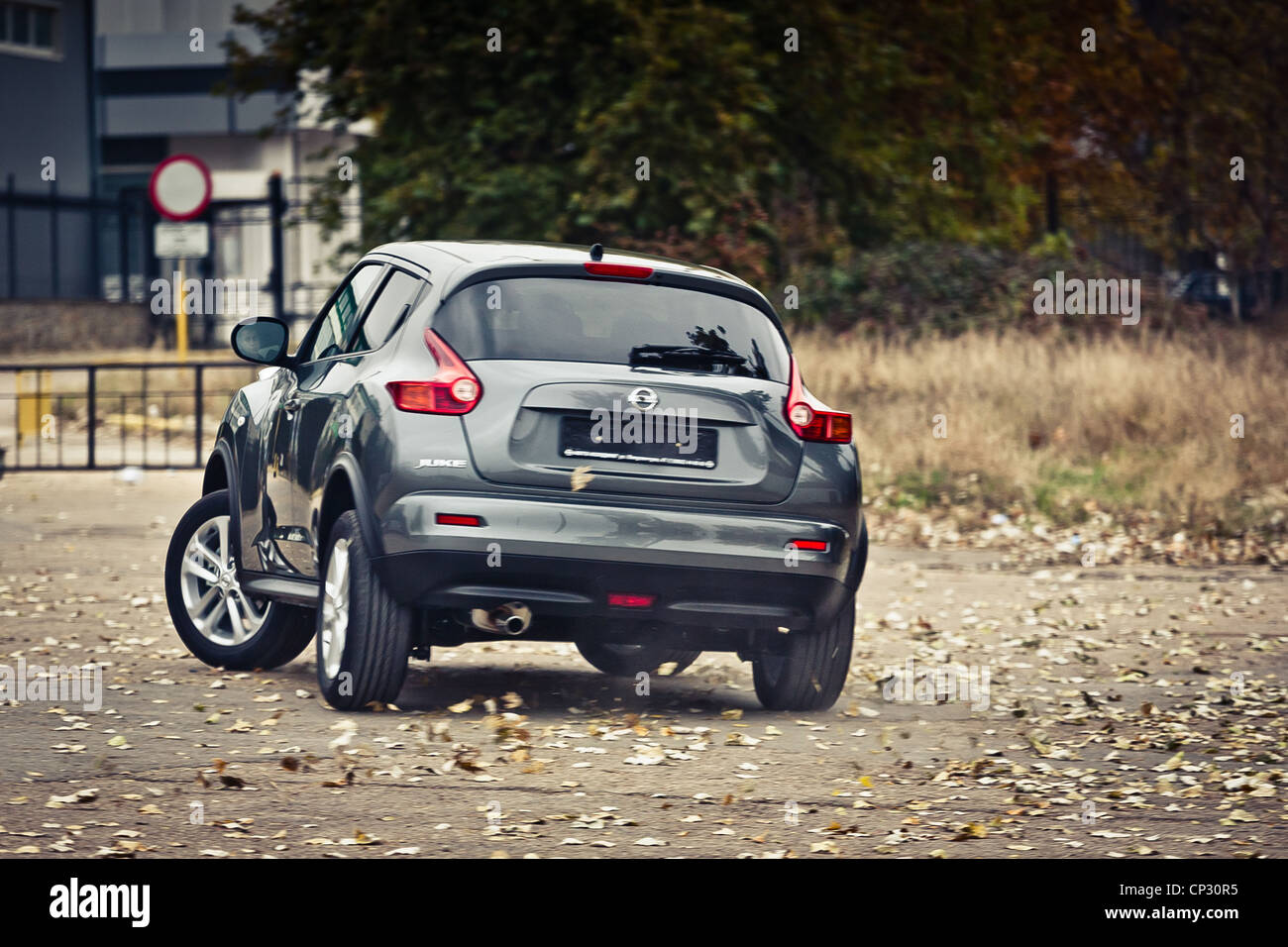 Essai Nissan Juke rides sur la grande vitesse avec l'effet de motion Banque D'Images