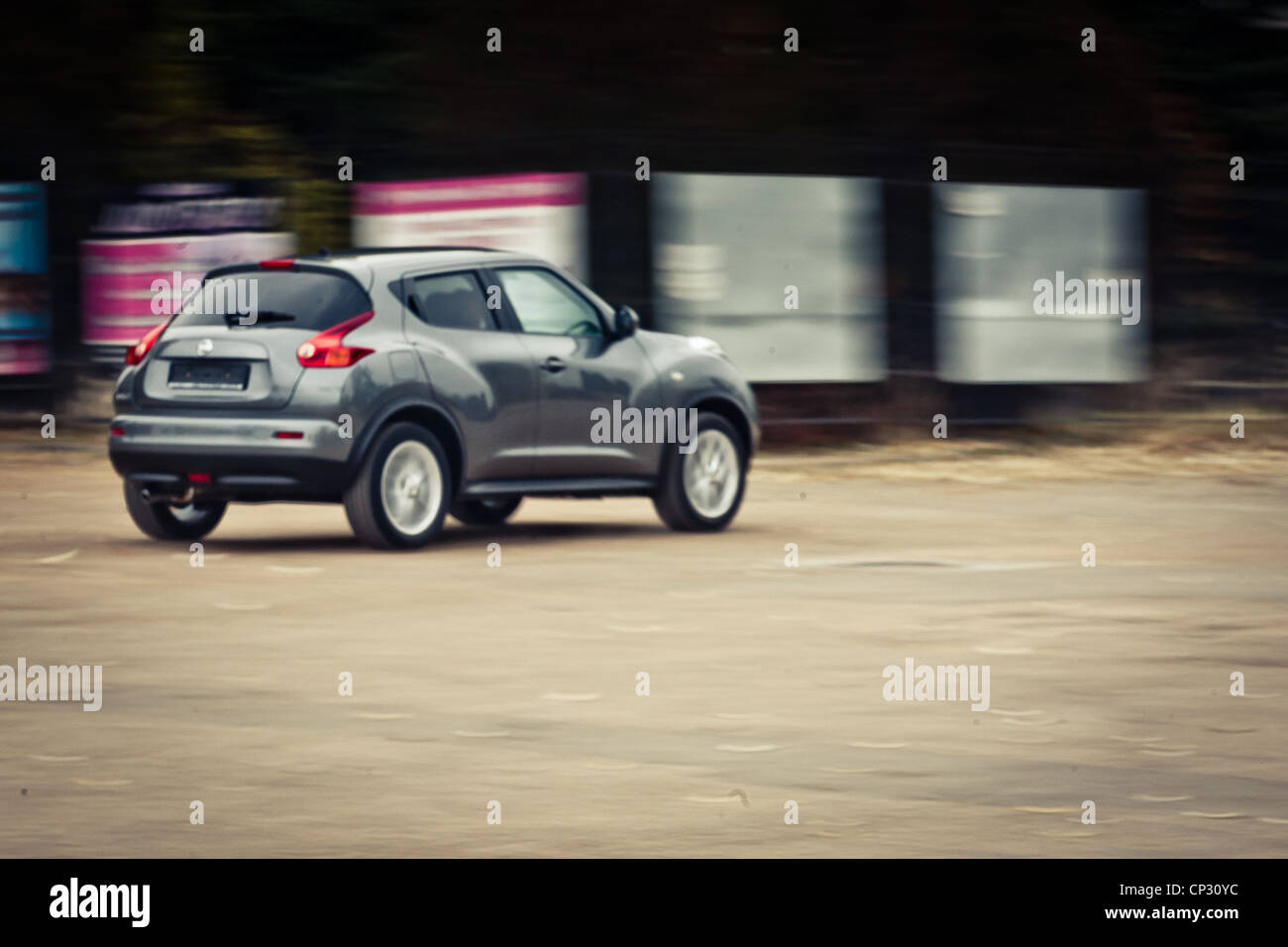 Essai Nissan Juke rides sur la grande vitesse avec l'effet de motion Banque D'Images