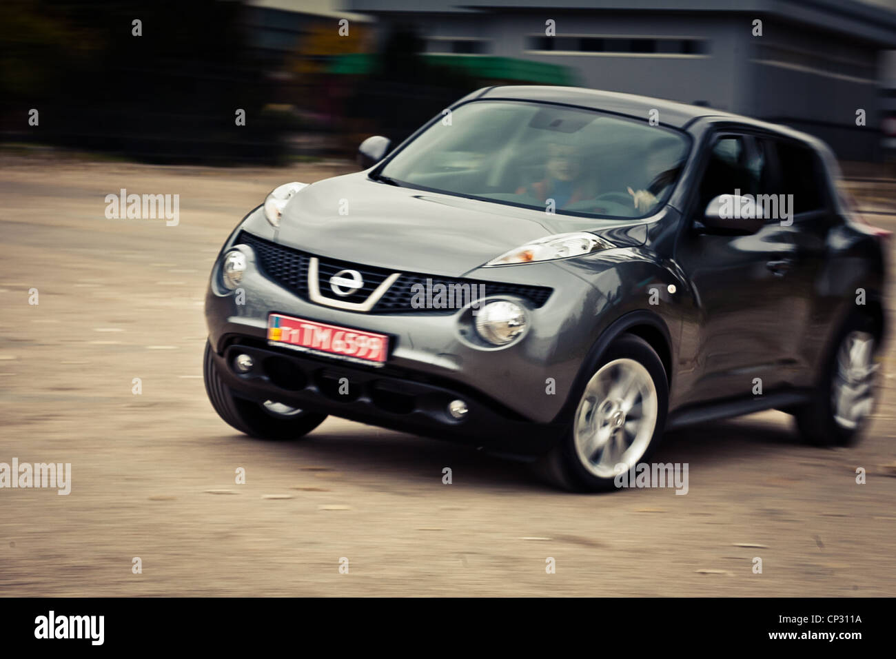 Essai Nissan Juke rides sur la grande vitesse avec l'effet de motion Banque D'Images