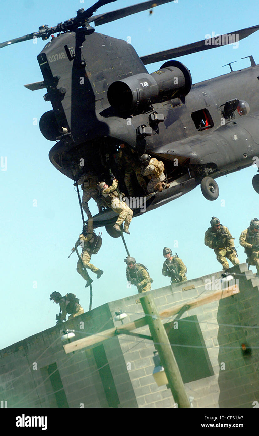 US Special Operations Forces descendre en rappel d'un hélicoptère Chinook MH-47 lors d'une mise en scène de feu démontrant l'éventail des opérations spéciales de l'armée américaine le 27 avril 2010, à Fort Bragg, N.C. Banque D'Images