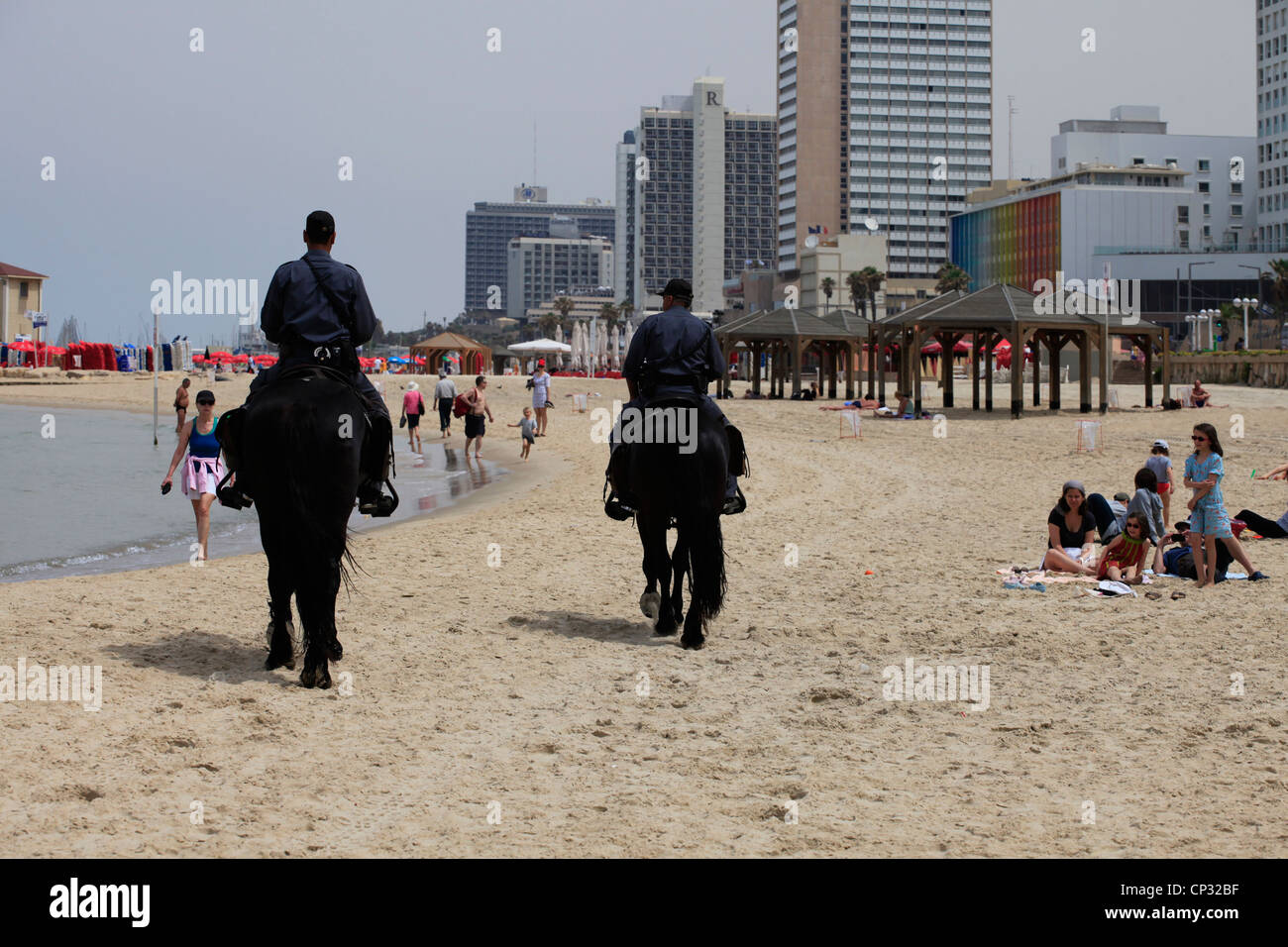 Des policiers israéliens à partir de l'unité de cavalerie montée sur des chevaux à patrouiller dans Bugrashov ou plage Bograshov au littoral méditerranéen de Tel Aviv en Israël Banque D'Images