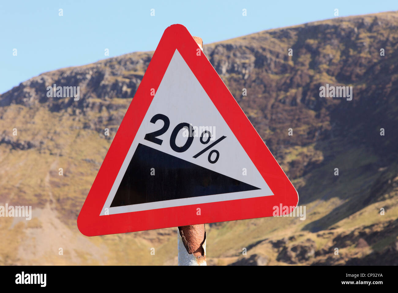 Pente raide triangulaire rouge 20  % de pente panneau d'avertissement sur une route de montagne dans les montagnes. Col de Newlands, Cumbria, England, UK Banque D'Images