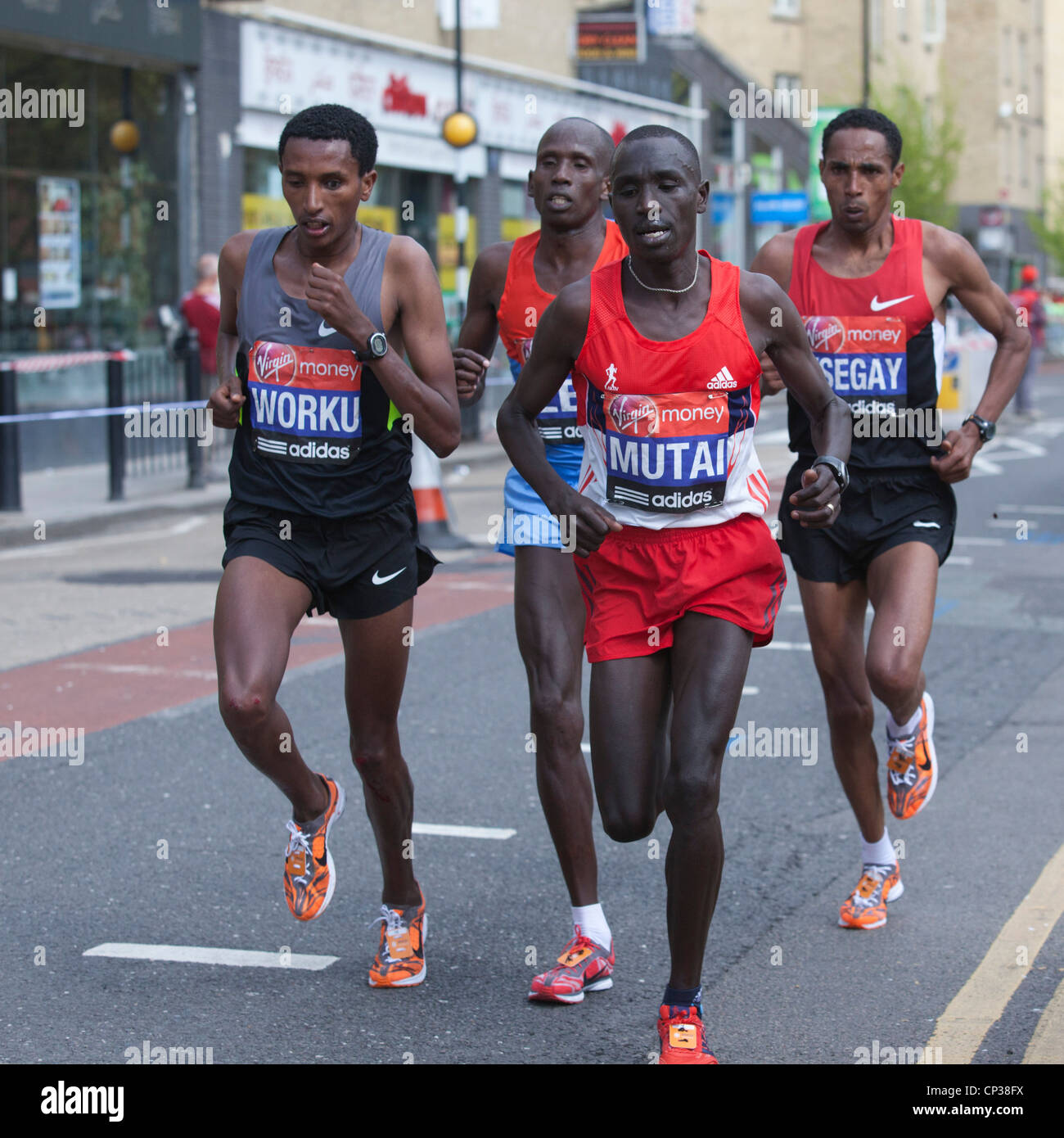 Coureurs professionnels et délite au Marathon de Londres le Photo Stock -  Alamy