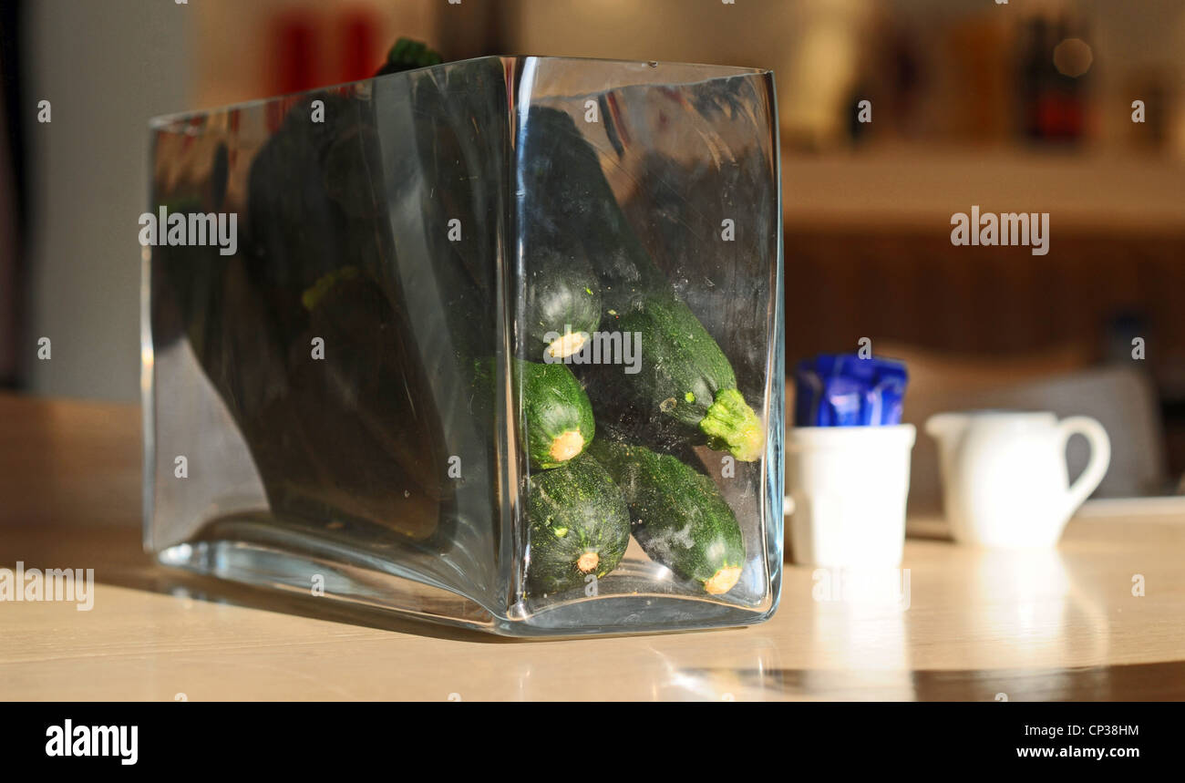 Courgettes Légumes dans un récipient en verre vase Banque D'Images