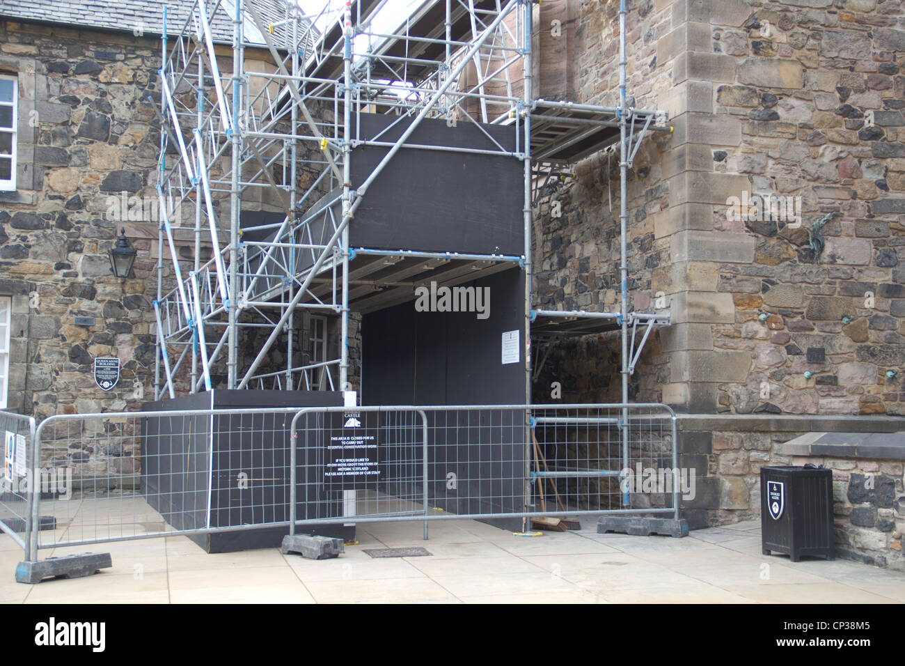 Les travaux de réparation à l'intérieur du château d'Edimbourg avec un échafaudage métallique et retranché sur l'article suivant pour un mur en pierre Banque D'Images