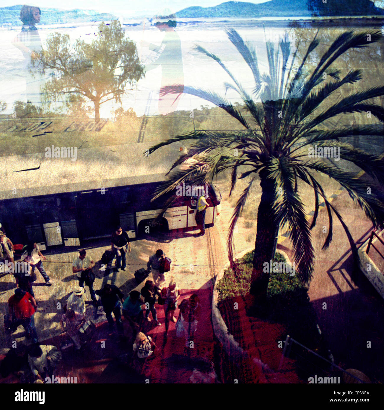 Personnes débarquant d'un bus dans un aéroport avec deux garçons et certains arbres et montagnes Banque D'Images