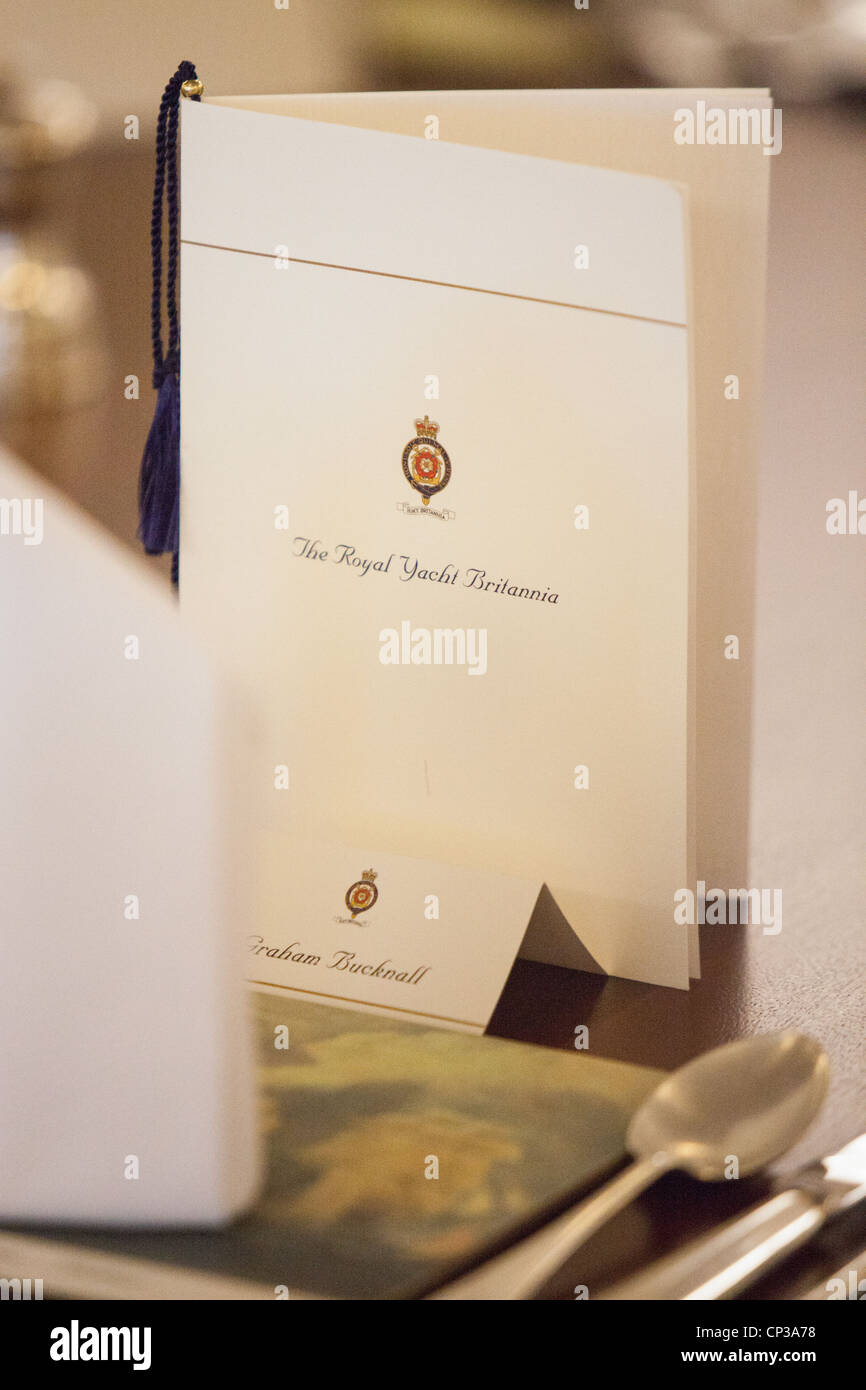 Gros plan sur une table à dîner classique. Royal Yacht Britannia's State Dining Room Édimbourg, écosse Banque D'Images