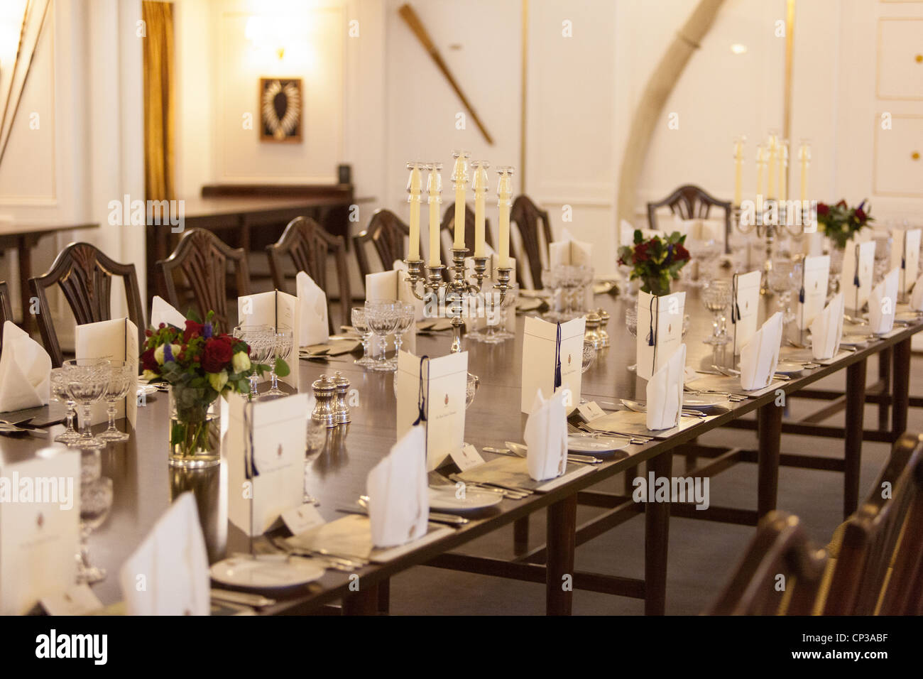 Gros plan sur une table à dîner classique. Royal Yacht Britannia's State Dining Room Édimbourg, écosse Banque D'Images