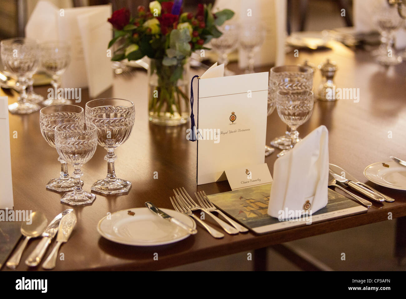 Gros plan sur une table à dîner classique. Royal Yacht Britannia's State Dining Room Édimbourg, écosse Banque D'Images