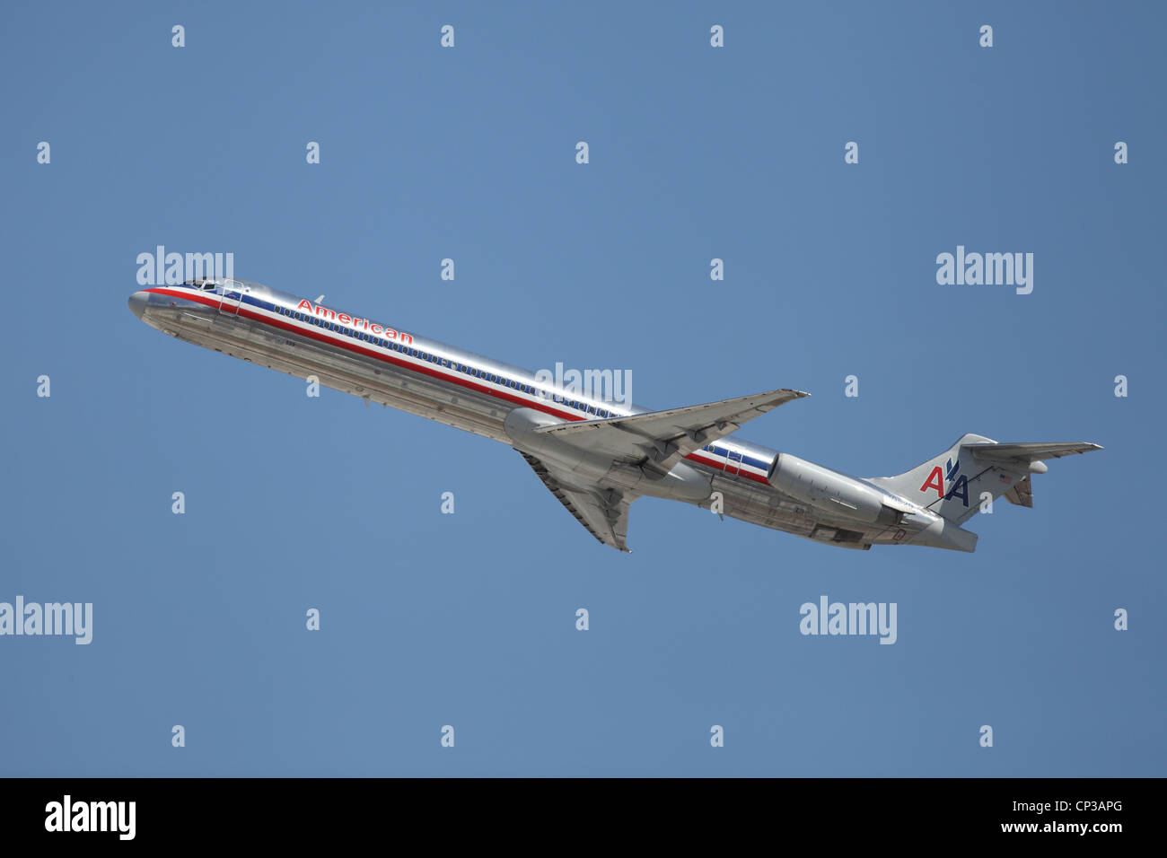 Un American Airlines McDonnell Douglas MD-82 décolle de l'aéroport de Los Angeles le 24 avril 2012. Il porte 155 passagers wit Banque D'Images