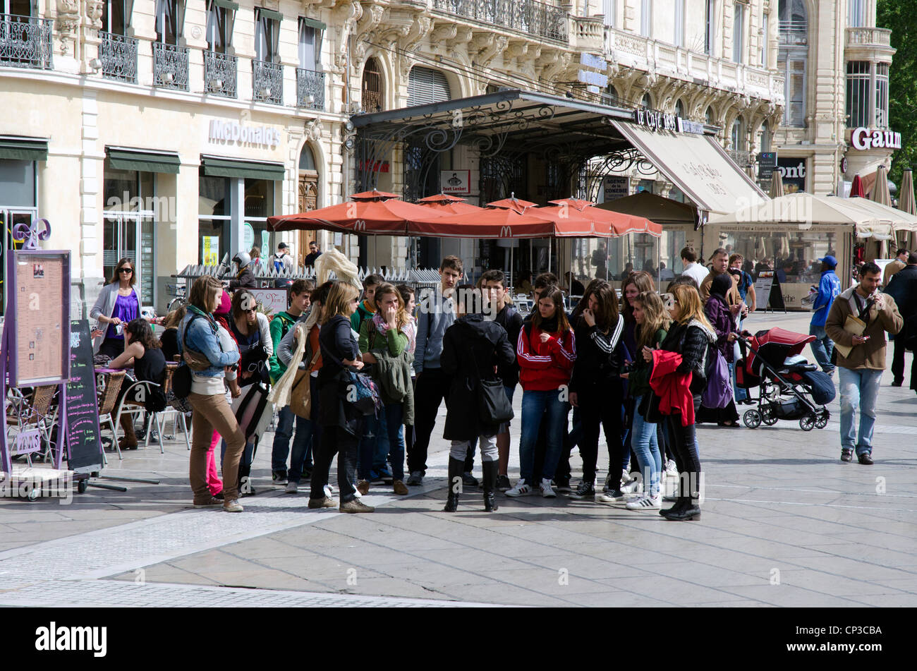 Montpellier, dans le sud de la France. Groupe d'étudiants en visite dans la zone piétonne de la place centrale, Place de la comédie avec leur guide Banque D'Images