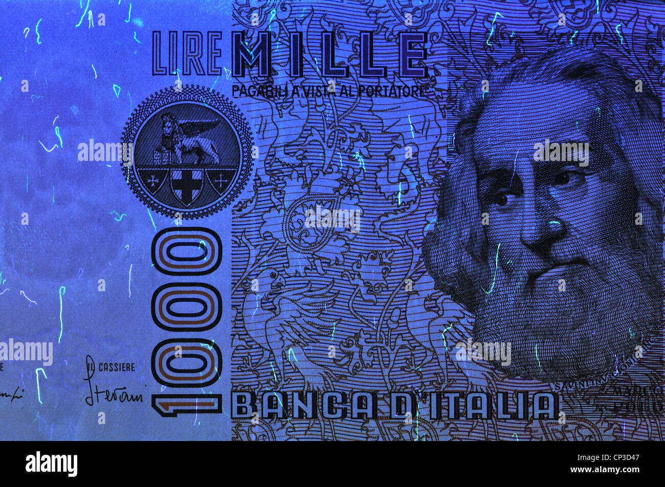 Billet de banque sous la lumière ultraviolette montrant les éléments de sécurité invisibles dans la lumière normale. 1000 Lire note ; Italie Banque D'Images
