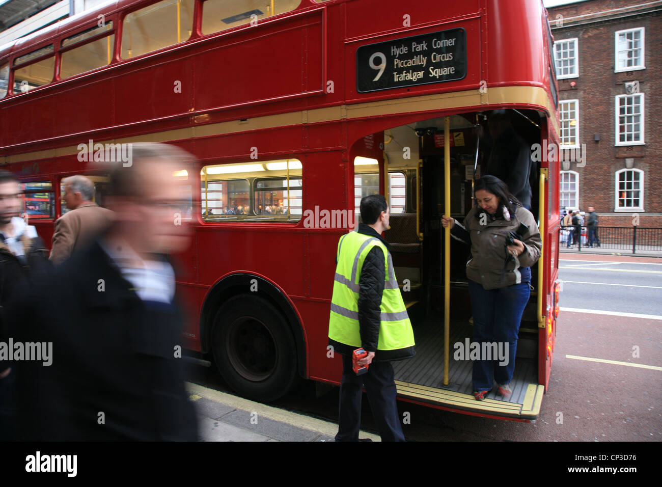 Patrimoine canadien Routemaster Bus à Londres de 1956 à 2005. Plate-forme ouverte permet un minimum de l'heure d'embarquement [usage éditorial uniquement] Banque D'Images