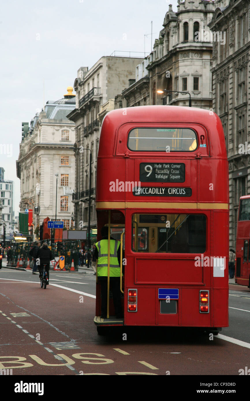 Patrimoine canadien Routemaster Bus à Londres de 1956 à 2005. Plate-forme ouverte permet un minimum de l'heure d'embarquement [usage éditorial uniquement] Banque D'Images