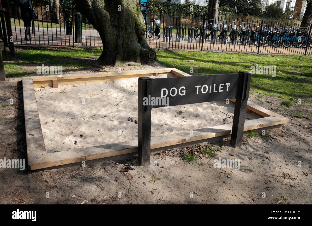 Une carrière de sable chien style toilettes dans Holland Park, Londres, UK. Banque D'Images