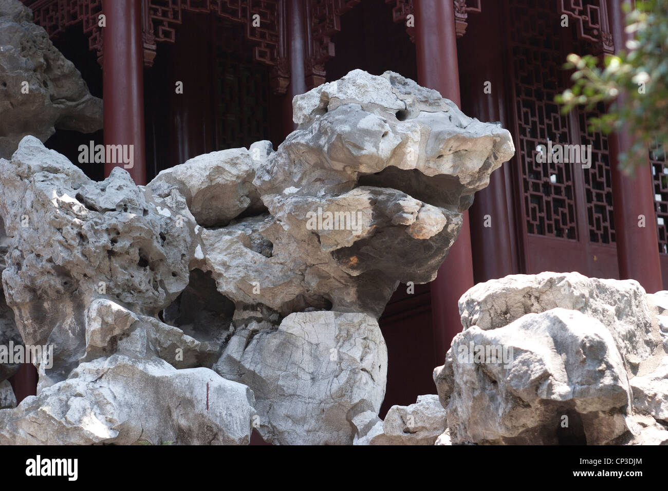Rock, ressemble à un dragon, dans les Jardins Yu (Yu Yuan) , la vieille ville, Shanghai, Chine. Banque D'Images