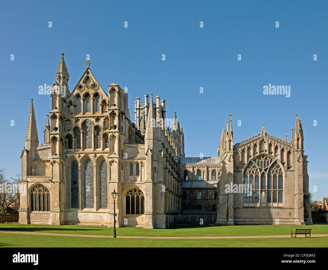 East end de cathédrale d'Ely avec chapelle de la vierge à droite vu de Almony jardins au printemps soleil avec ciel bleu Banque D'Images