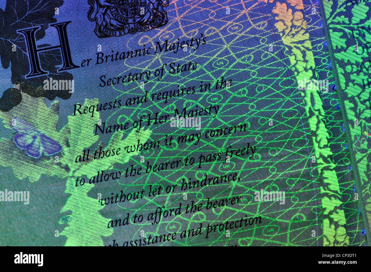 Page de passeport britannique photographié sous la lumière ultraviolette, révélant des éléments de sécurité invisible autrement Banque D'Images