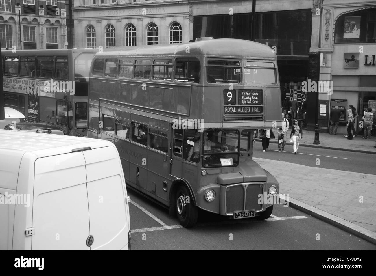Patrimoine canadien Routemaster Bus à Londres de 1956 à 2005. Plate-forme ouverte permet un minimum de l'heure d'embarquement [usage éditorial uniquement] Banque D'Images
