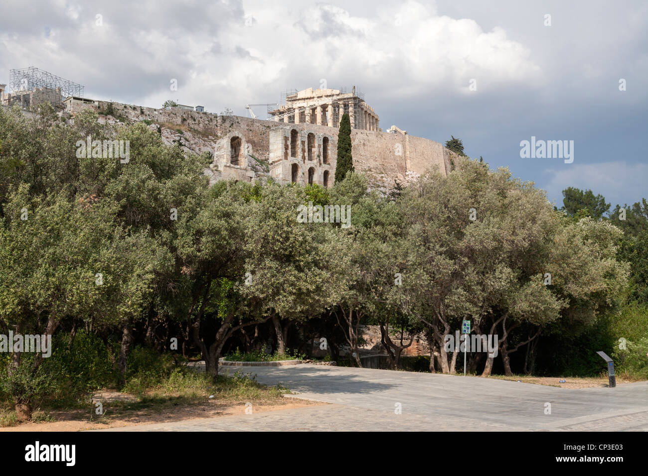 Acropole d'Athènes vue de Dionysiou Areopagitou street. Athènes, Grèce. Banque D'Images