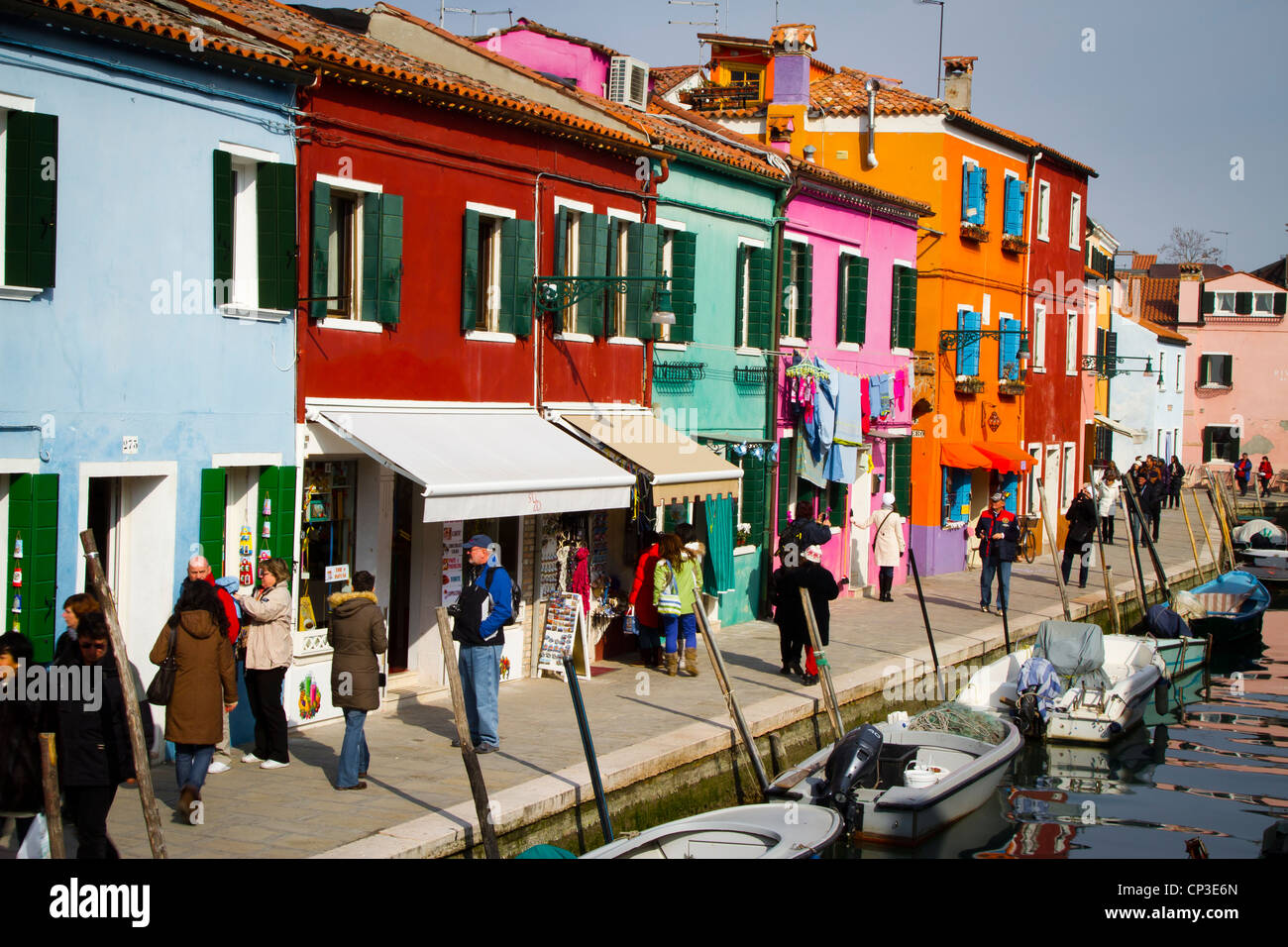 Rue et maisons. L'île de Burano. Venise, Italie. Banque D'Images