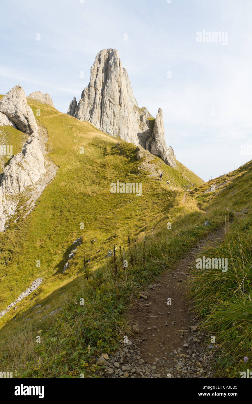 Chemin de randonnée à travers les montagnes rocheuses avec des formations rocheuses en arrière-plan, Suisse Banque D'Images