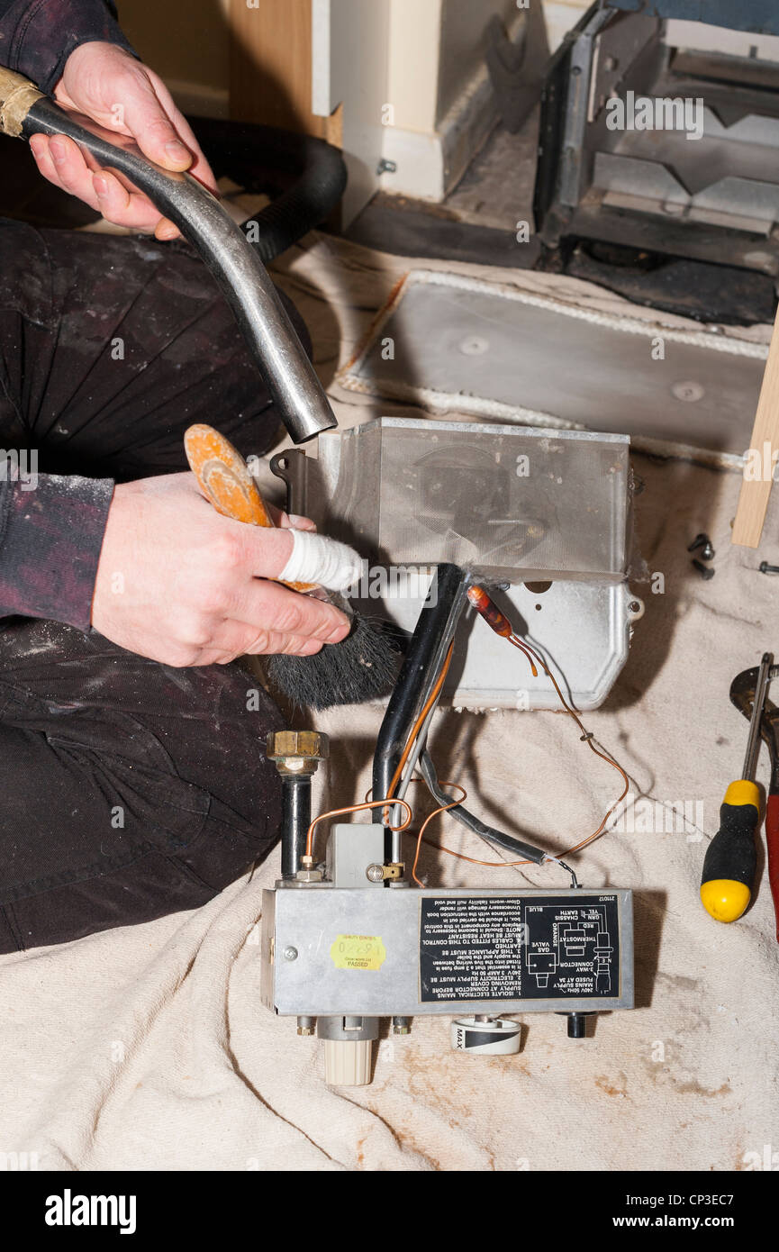 Un mécanicien en plomberie et chauffage l'entretien d'une chaudière à gaz au Royaume-Uni Banque D'Images