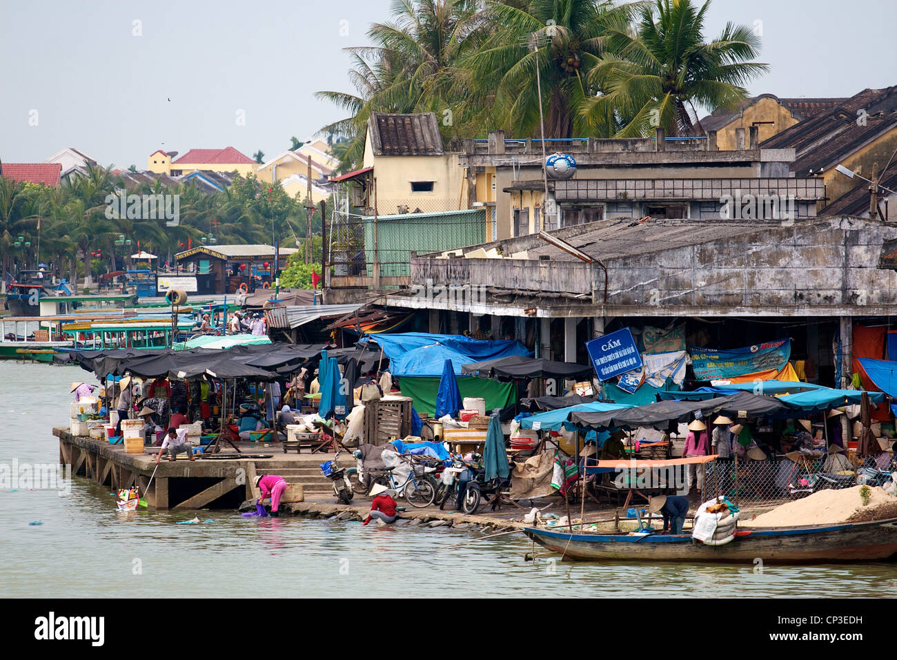 Une vue sur le marché du pont sur la rivière Thu Bon à Hoi An, au Vietnam. Banque D'Images