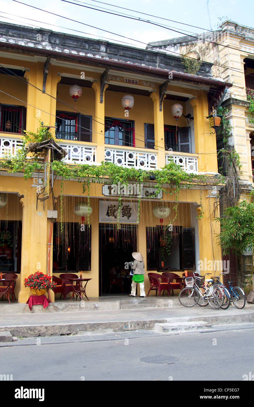 Ancien bâtiment colonial français à Hoi An, au Vietnam. Banque D'Images